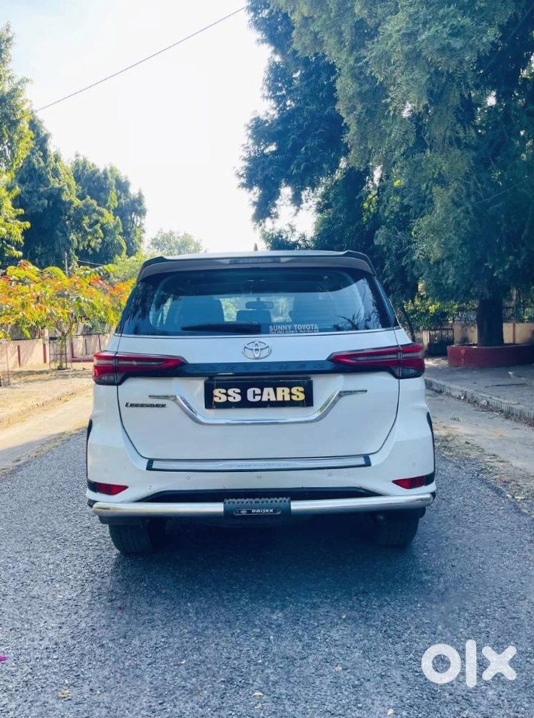 Toyota Fortuner Legender 2023 Cng