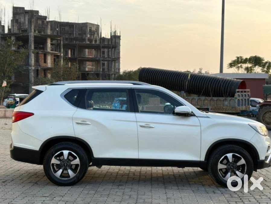 Mahindra Alturas G4 2019 Petrol