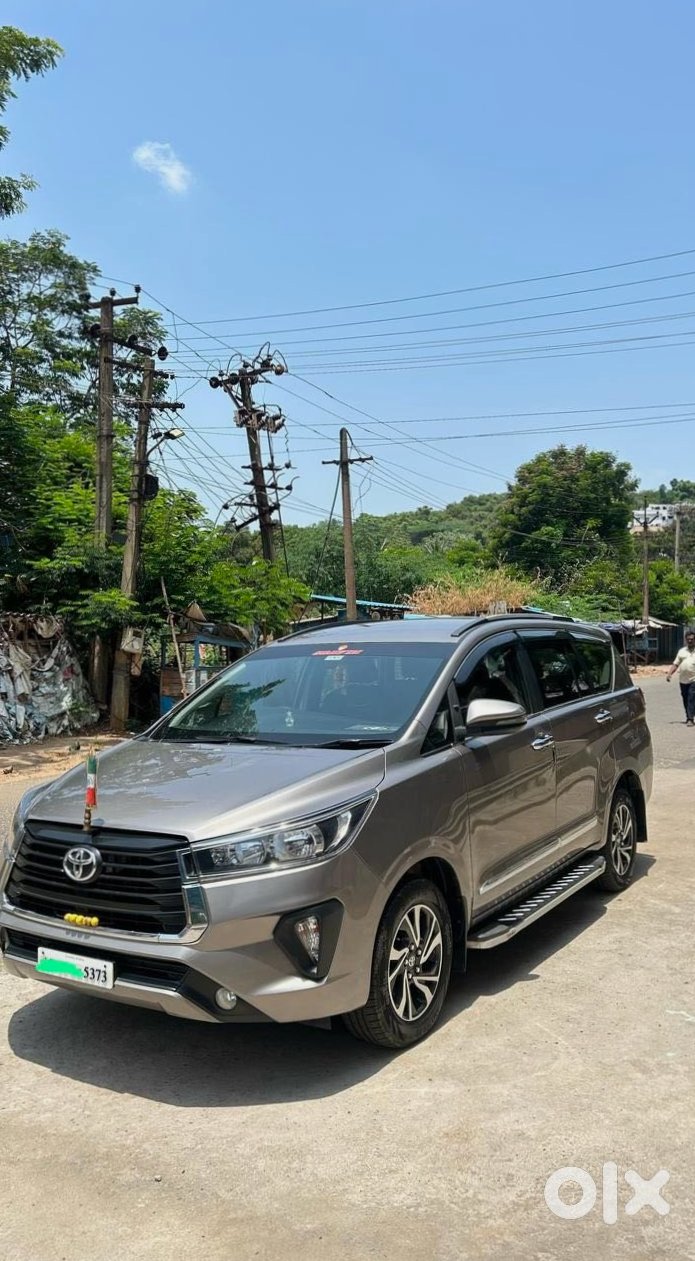 Innova Crysta 2023 Cng - Family Favorite