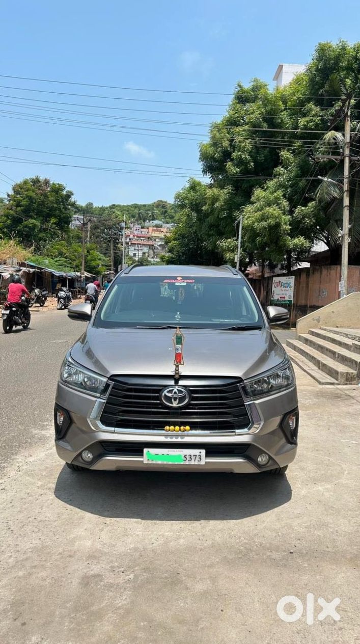 Innova Crysta 2023 Cng - Family Favorite