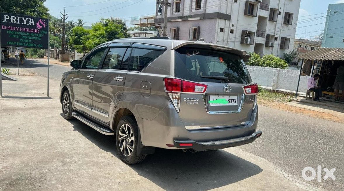 Innova Crysta 2023 Cng - Family Favorite