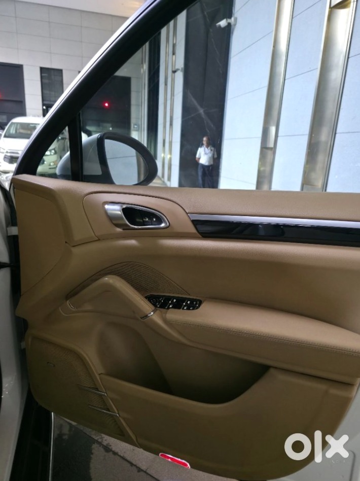 2022 Porsche Cayenne - Like New