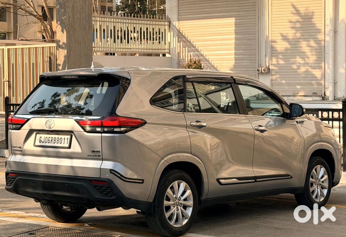 Toyota Innova Hycross 2025