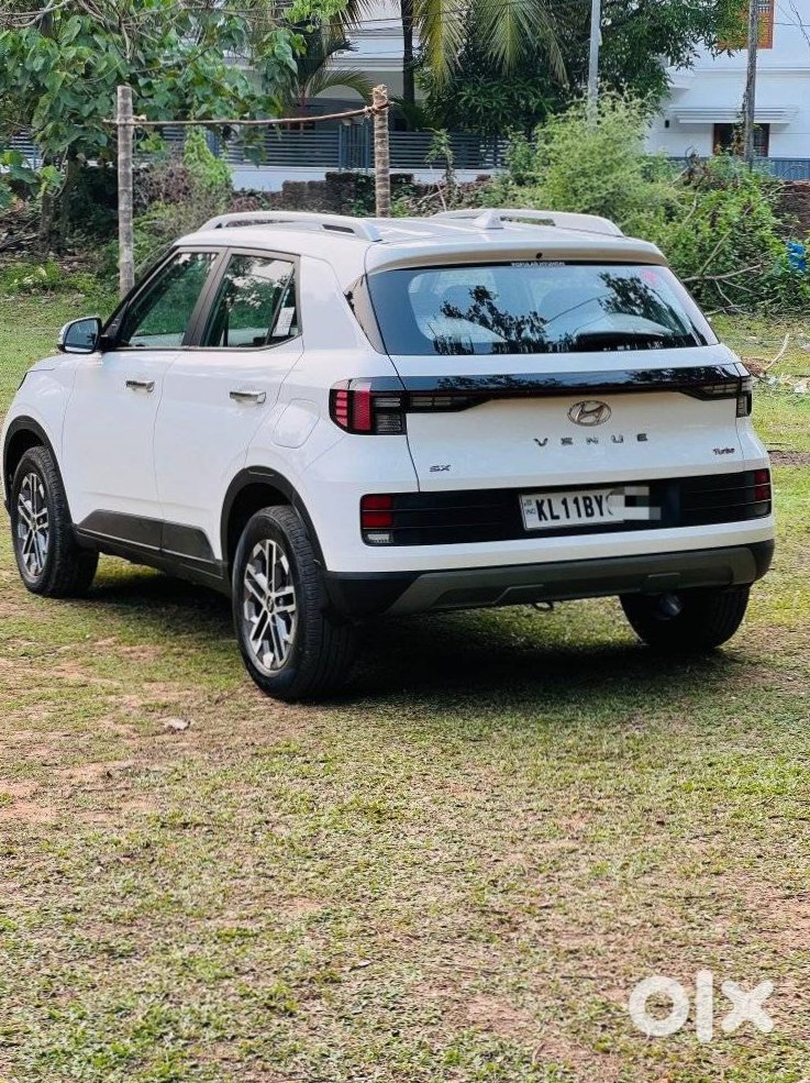 Hyundai Venue 2022 Petrol - Showroom Condition