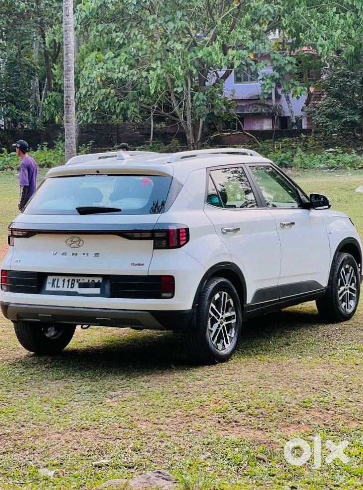 Hyundai Venue 2022 Petrol - Showroom Condition