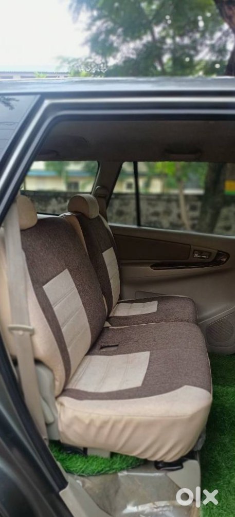 Innova 2011 Petrol - Spacious Suv