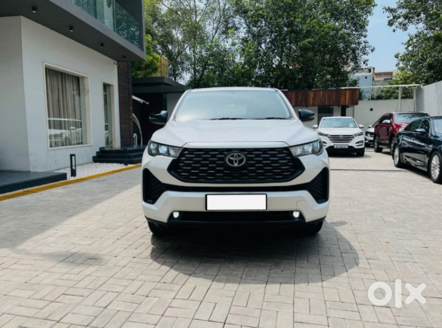 Toyota Innova Hycross 2025 - Almost New
