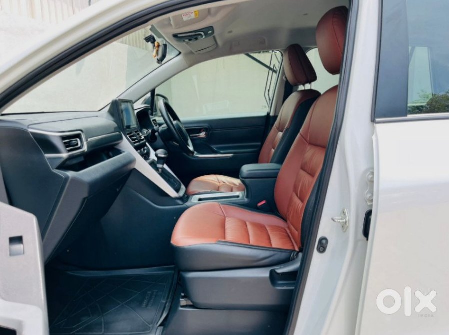 Toyota Innova Hycross 2025 - Almost New