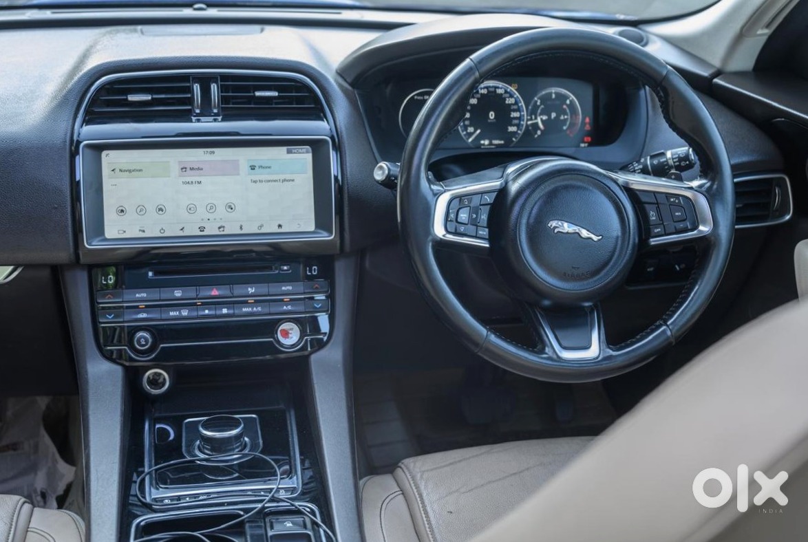 Jaguar F-pace 2019 - Luxury Sedan