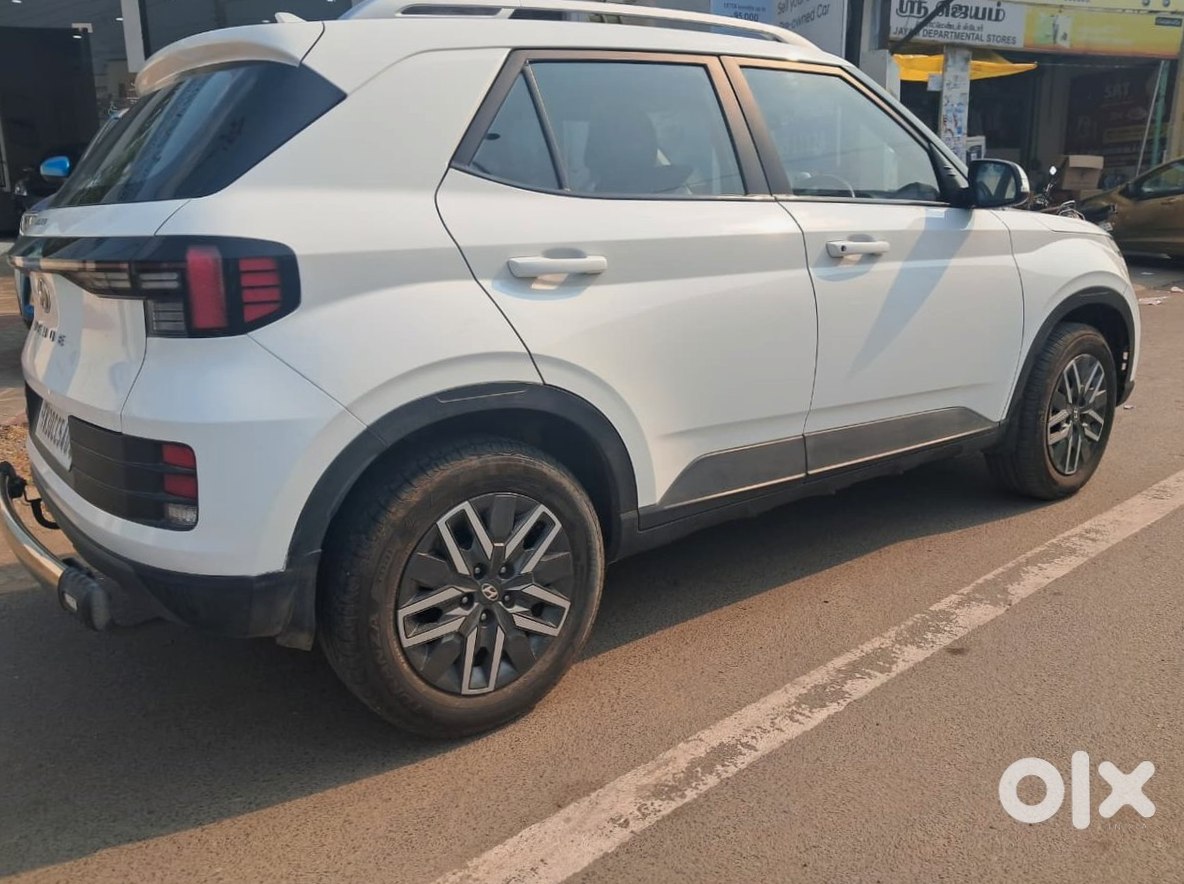 Hyundai Venue Petrol Automatic 2022