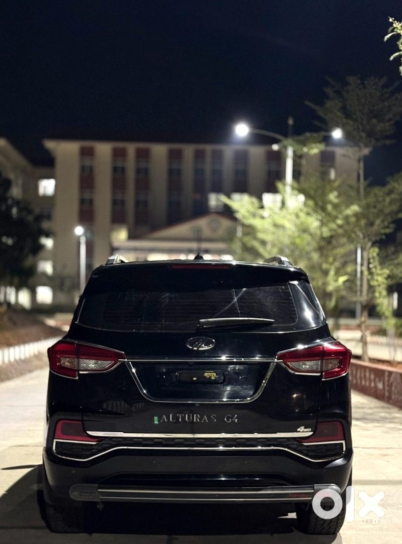 Mahindra Alturas G4 Premium Suv