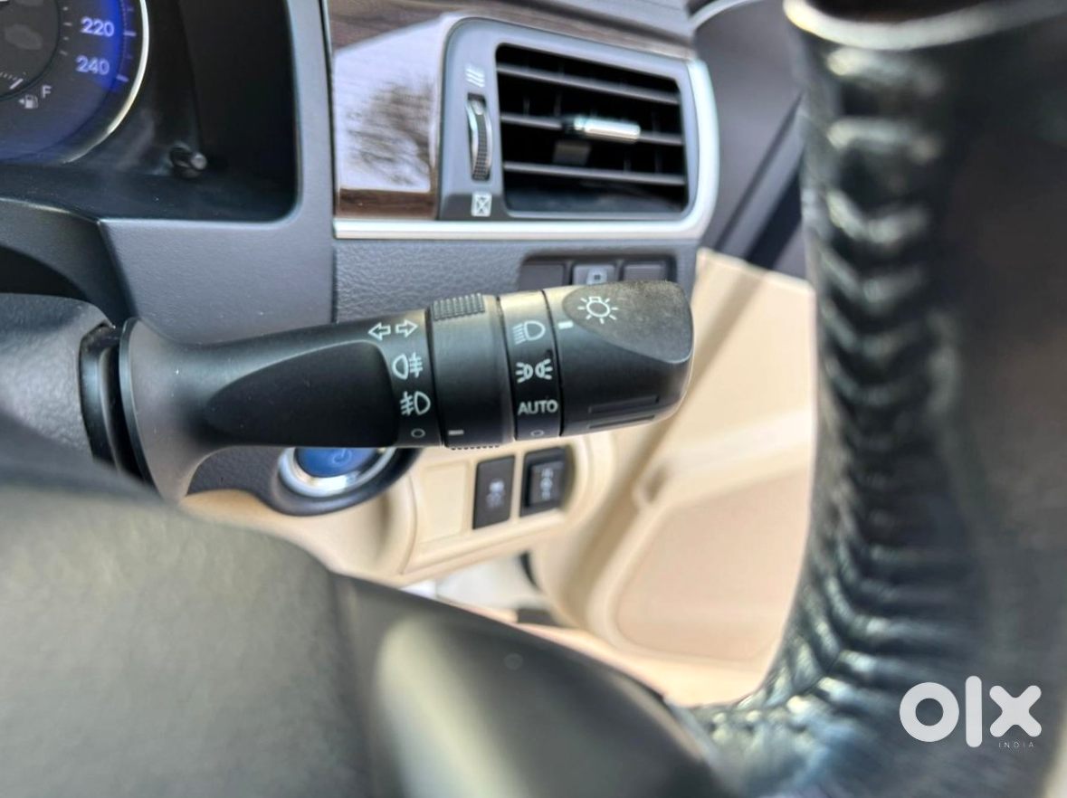 Toyota Camry 2016 - Premium Sedan