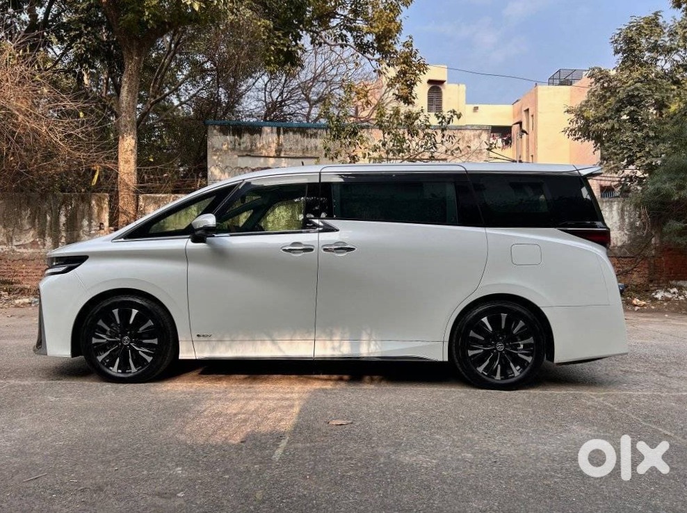 Toyota Vellfire Cng 2023 - Luxury Mpv