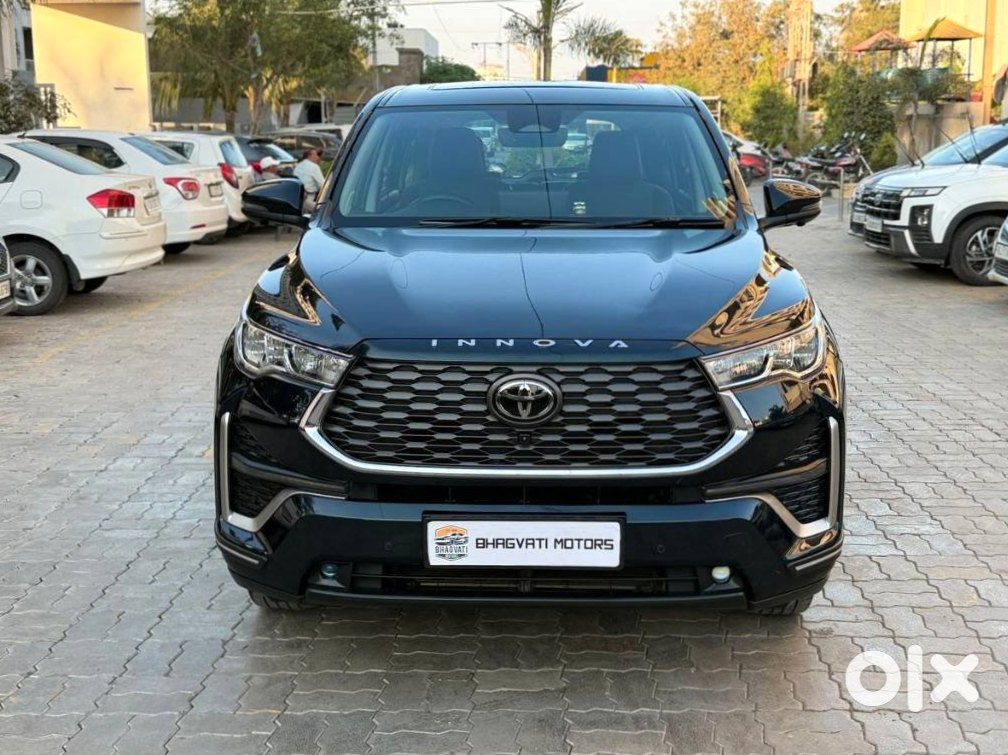 Toyota Innova Hycross Electric 2025